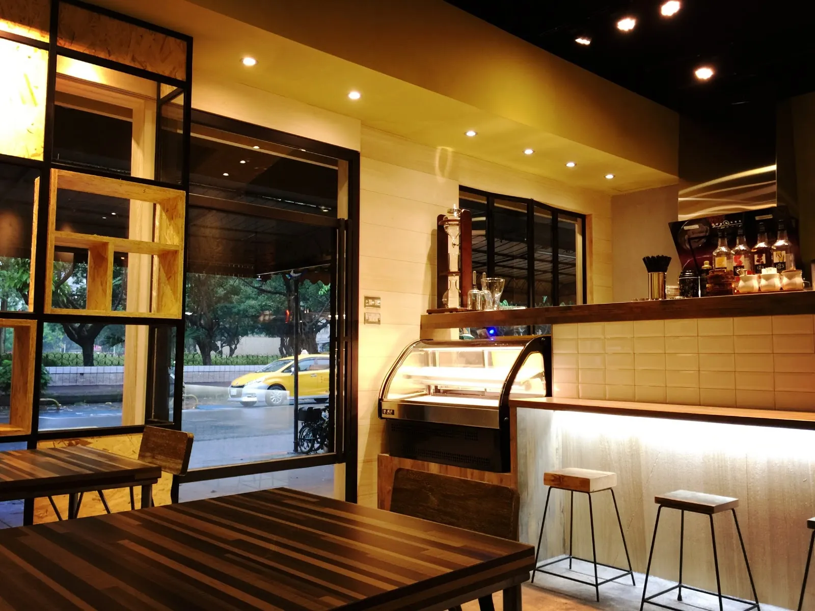 捲尾巴寵物餐廳/可落地放繩跑跑/柴犬餐廳(店狗已退休)