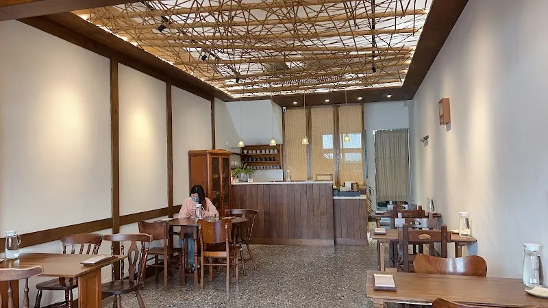 青子Aoko — 全日甜點店、咖啡廳、咖喱飯。（無接待三歲以下小孩，寵物友善，最晚預約18:30 入席）停車請搜尋『中和停車場』