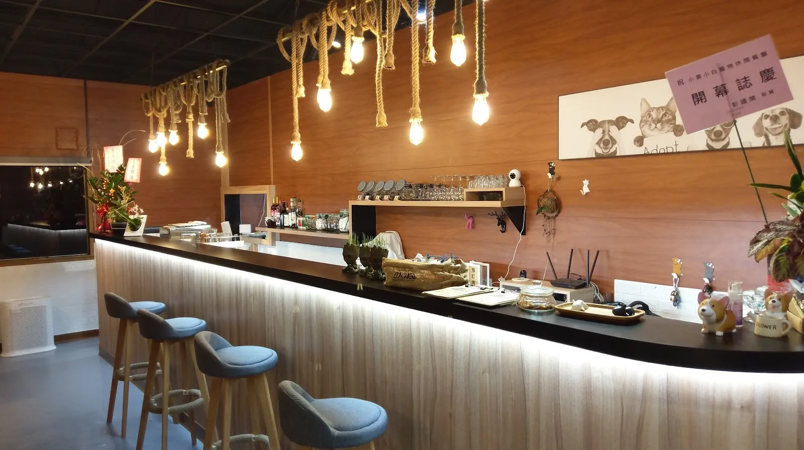 小黑小白寵物休閒餐廳（假日入口請先繳交100元入園費，至店內可全額抵消費;不定時有包場活動，請留意最新動態或 Facebook/ Instagram公告）