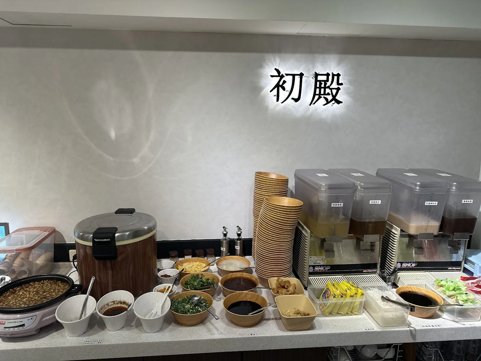 初殿鍋物-新莊店「最後收客2100」平日套餐299元享70種自助吧｜寵物友善｜被火鍋耽誤的滷肉飯｜牛奶鍋｜麻辣鍋｜新北火鍋、美食、餐廳、restaurant